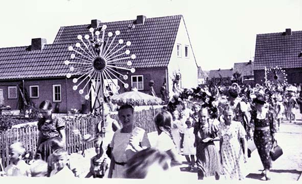 Kinderfest in der Von-der-Heydt-Straße (ca. 1940)